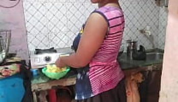 devar ne bhabhi ko kitchen me choda khana banate hue with hindi audio